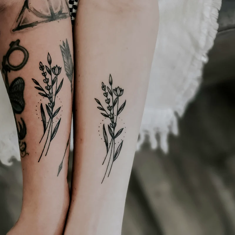 Florales Fine-Line-Tattoo
