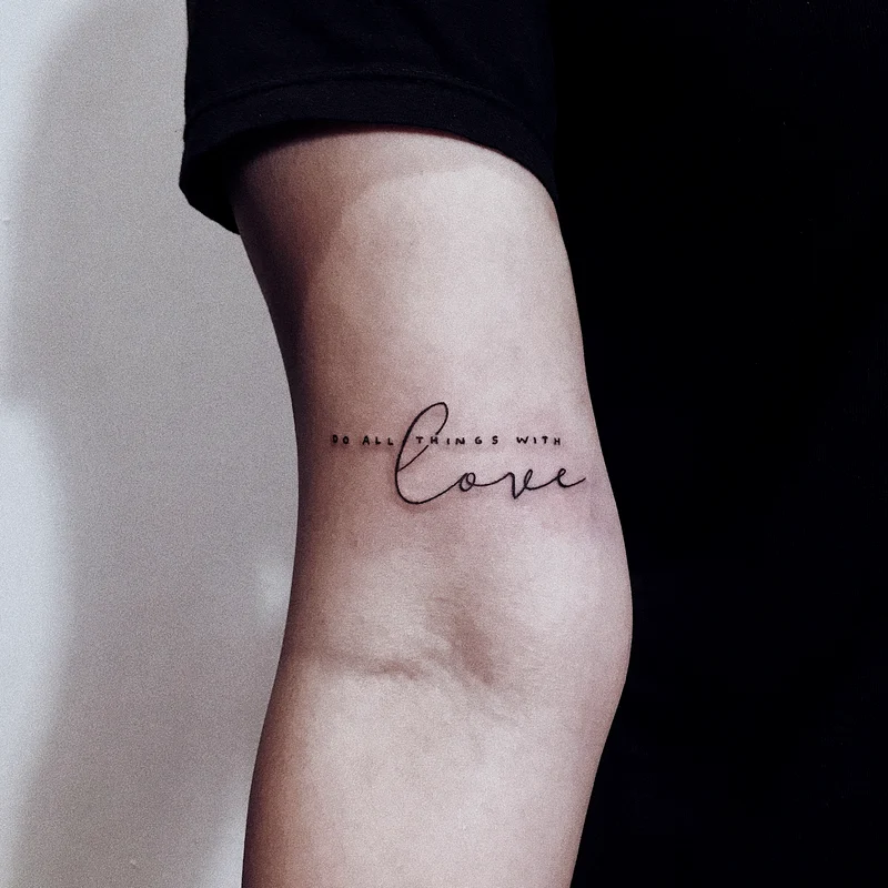 Feines Lettering-Tattoo